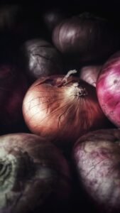 Whole white and red onion un peeled